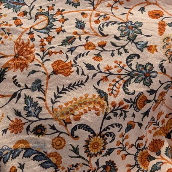 ✨ FINAL PRICE✨ Fitted Puff Sleeve Floral Smocked Top - Picture 2 of 7